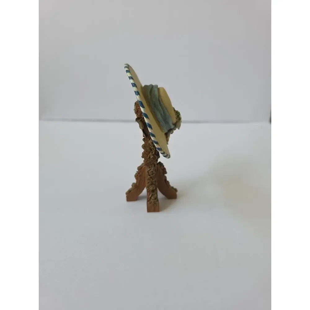 SANDY LYNAM CLOUGH COLLECT. SUZETTE DAISY BLUE STRIPE RESIN HAT WITH ROSE STAND